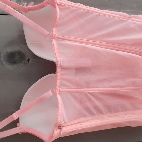 Lingerie - Picture 4 of 5